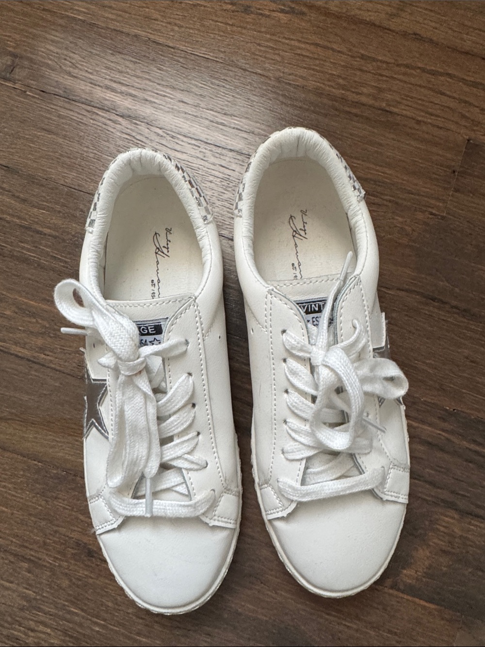 Vintage Havana White Women's Low-Top Sneakers with Silver Star - size 7